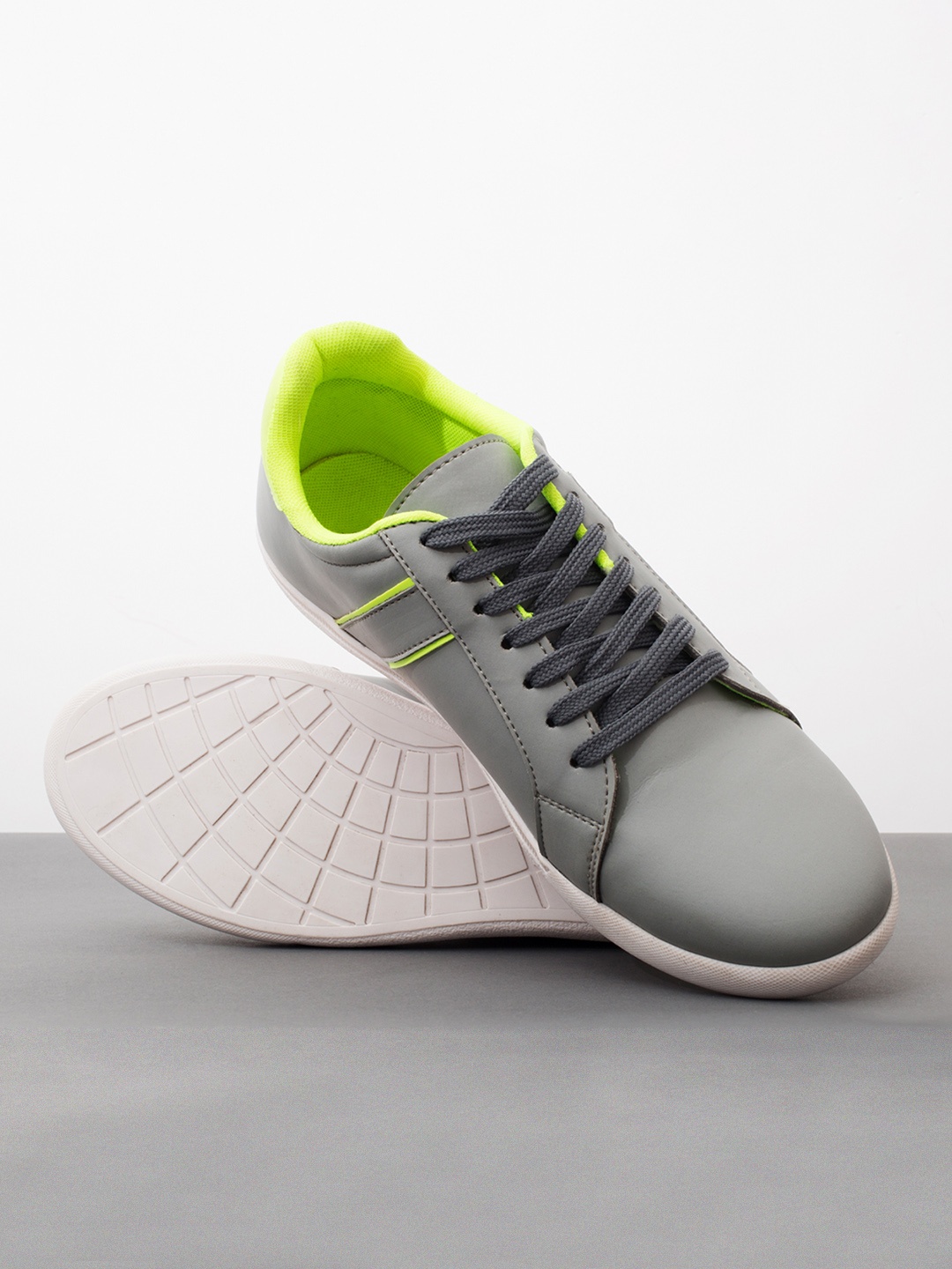 

Big Fox Men Grey Colourblocked Sneakers