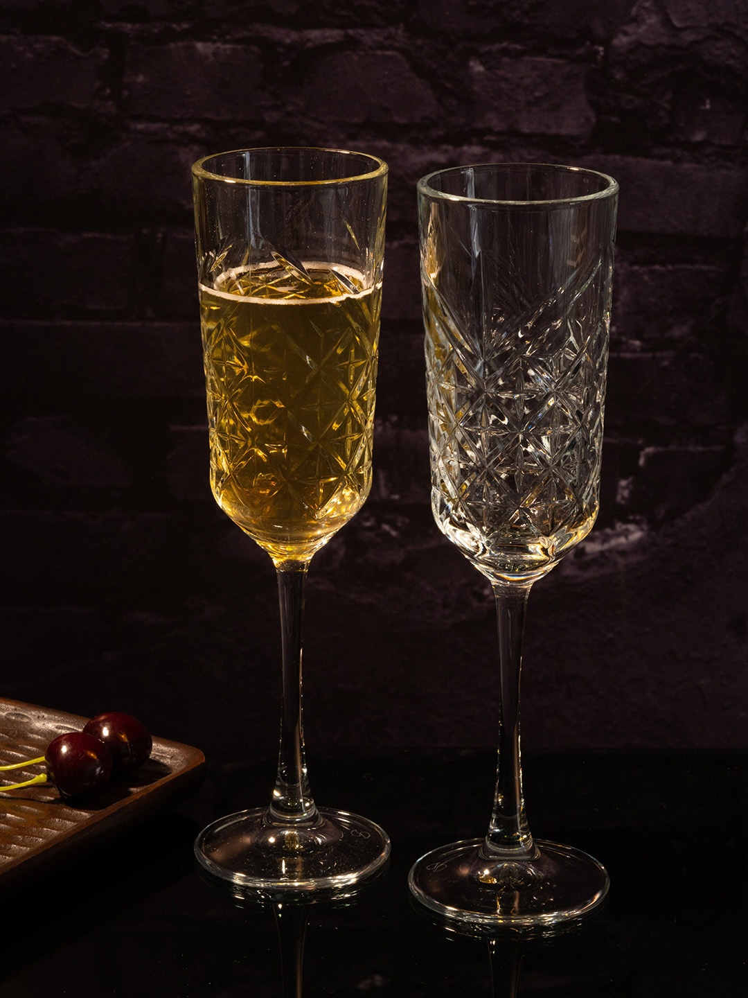 

GOODHOMES Set Of 4 Transparent Textured Timeless Wine Glasses 175 Ml