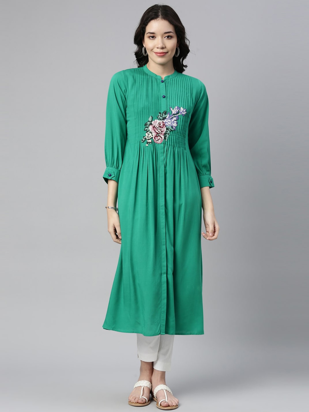 

Neerus Women Green Floral Embroidered Floral Kurta