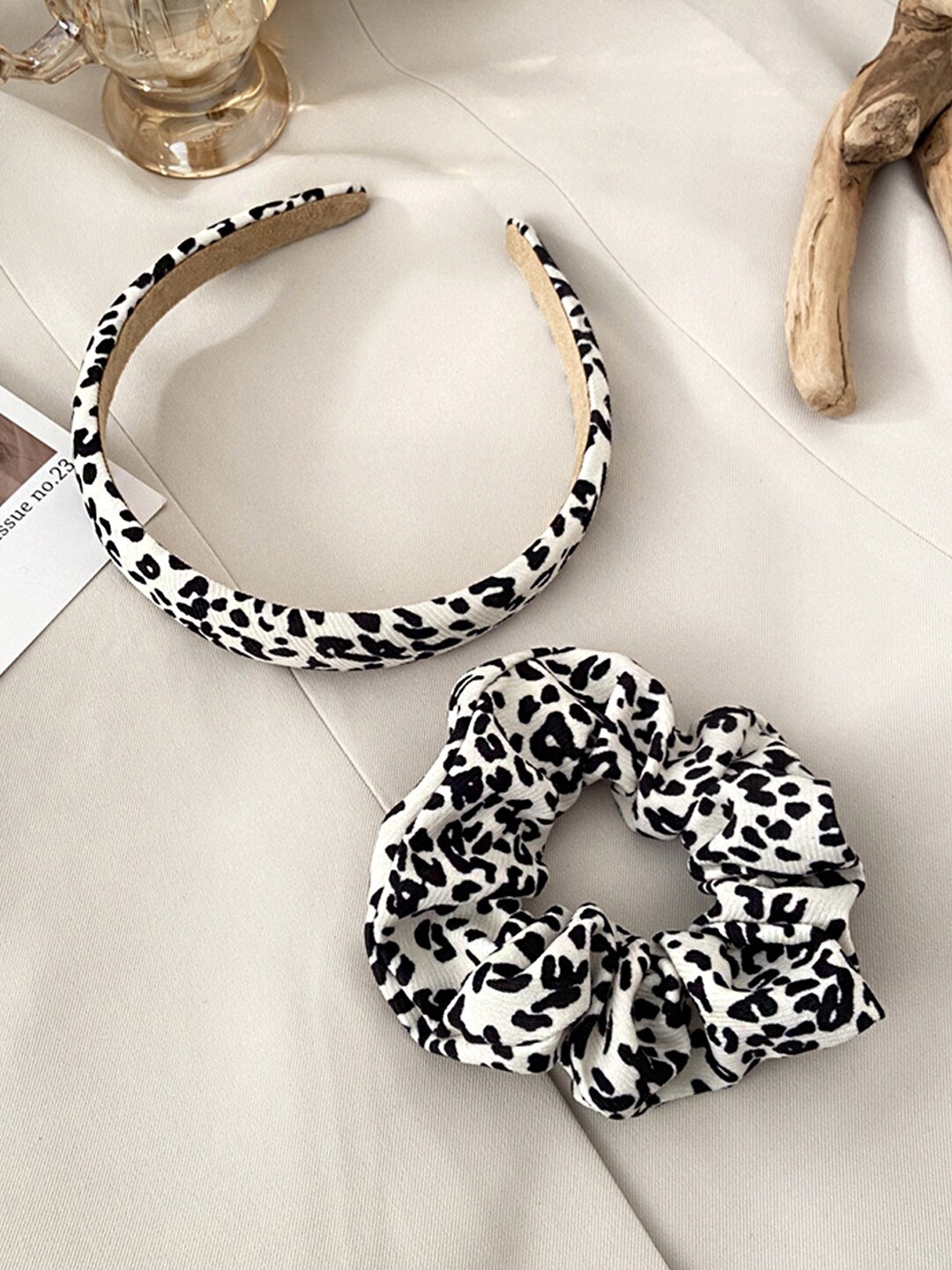 

Yellow Chimes Girls White & Black Leopard Printed Hairband With Scrunchie