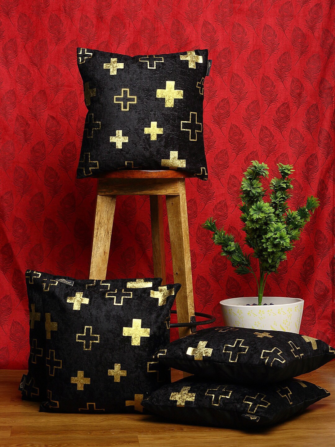 

HOSTA HOMES Set Of 4 Black & Gold-Toned Geometric Velvet Square Cushion Covers