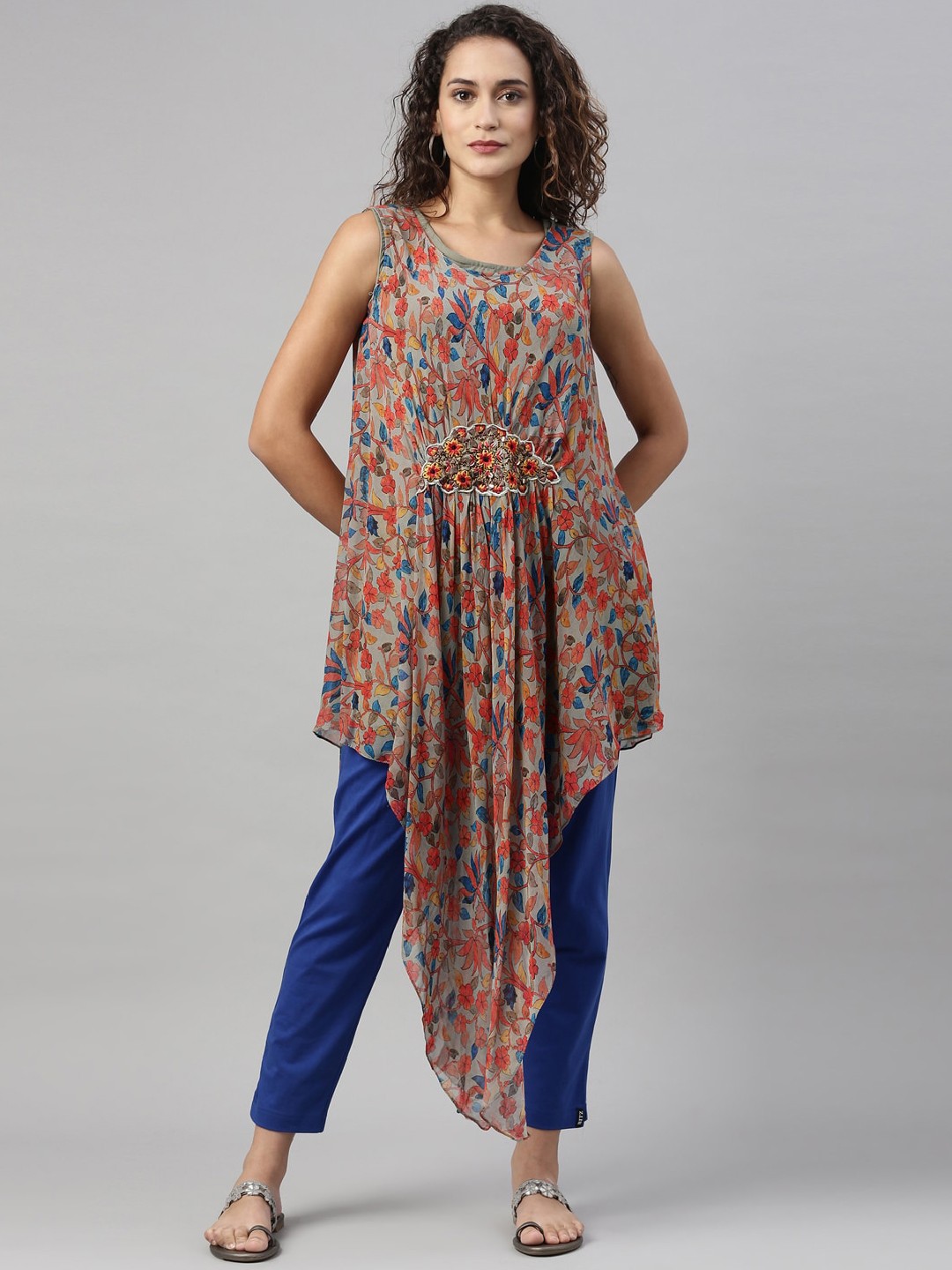 

Neerus Women Grey & Red Ethnic Motifs Printed Asymmetric Kurta