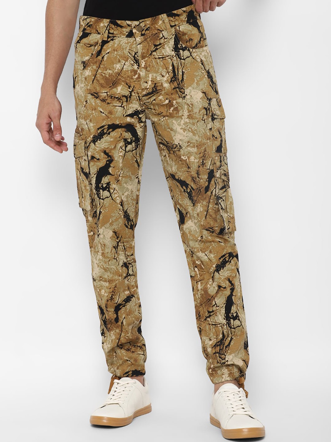 

FOREVER 21 Men Brown Camouflage Printed Cargos Trousers