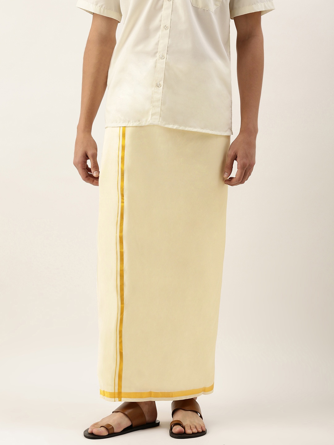 

THANGAMAGAN Men Cream-Coloured Solid Mundu