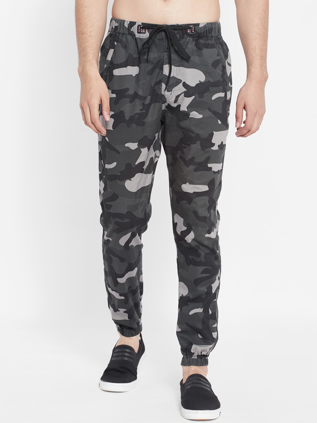 

SAPPER Men Green And Grey Camouflage Printed Slim Fit Pure Cotton Joggers Trousers
