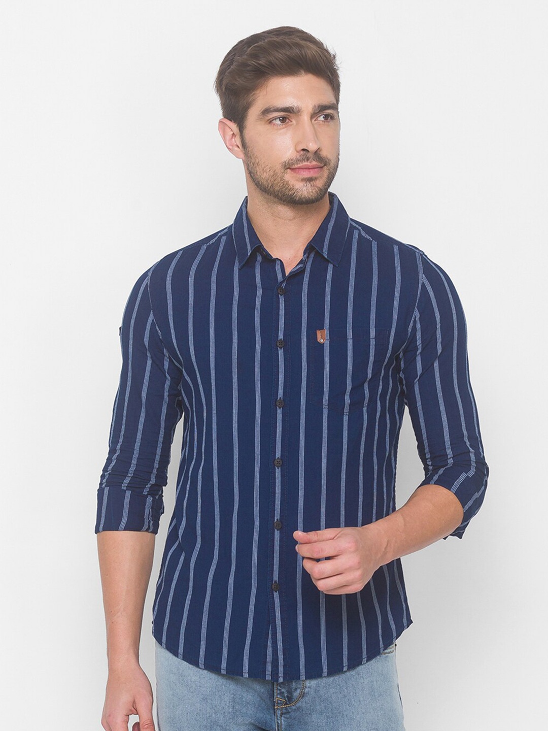 

SPYKAR Men White & Blue Vertical Stripes Striped Pure Cotton Casual Shirt