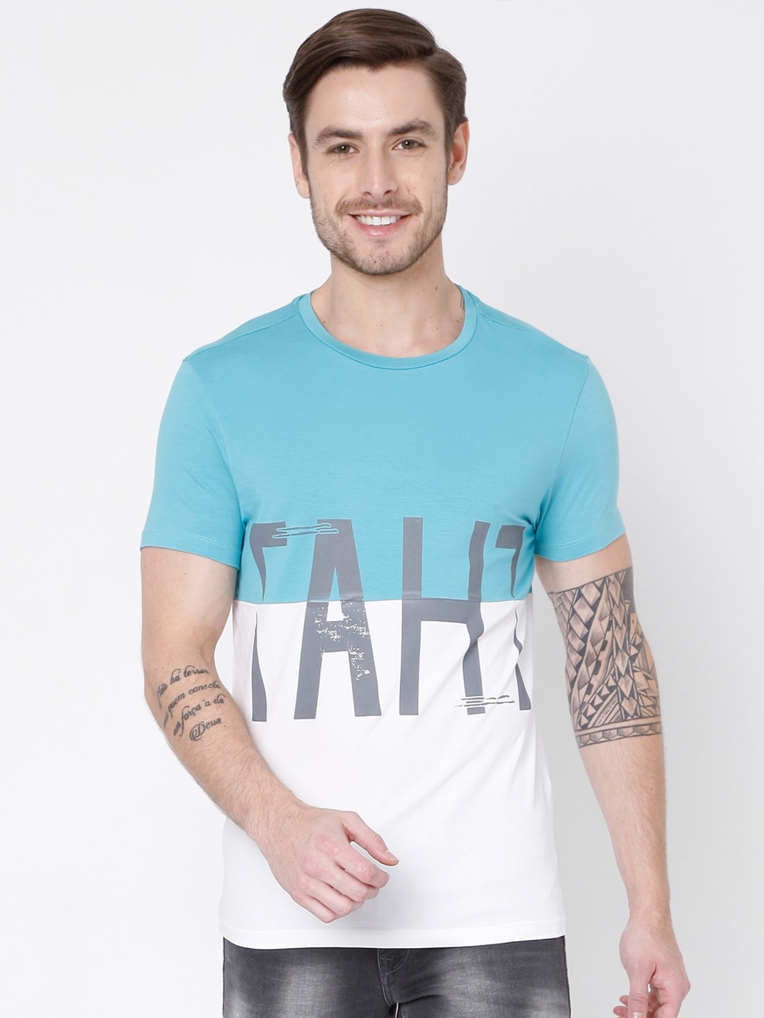 

Rex Straut Jeans Men White & Turquoise Blue Typography Colourblocked Slim Fit T-shirt
