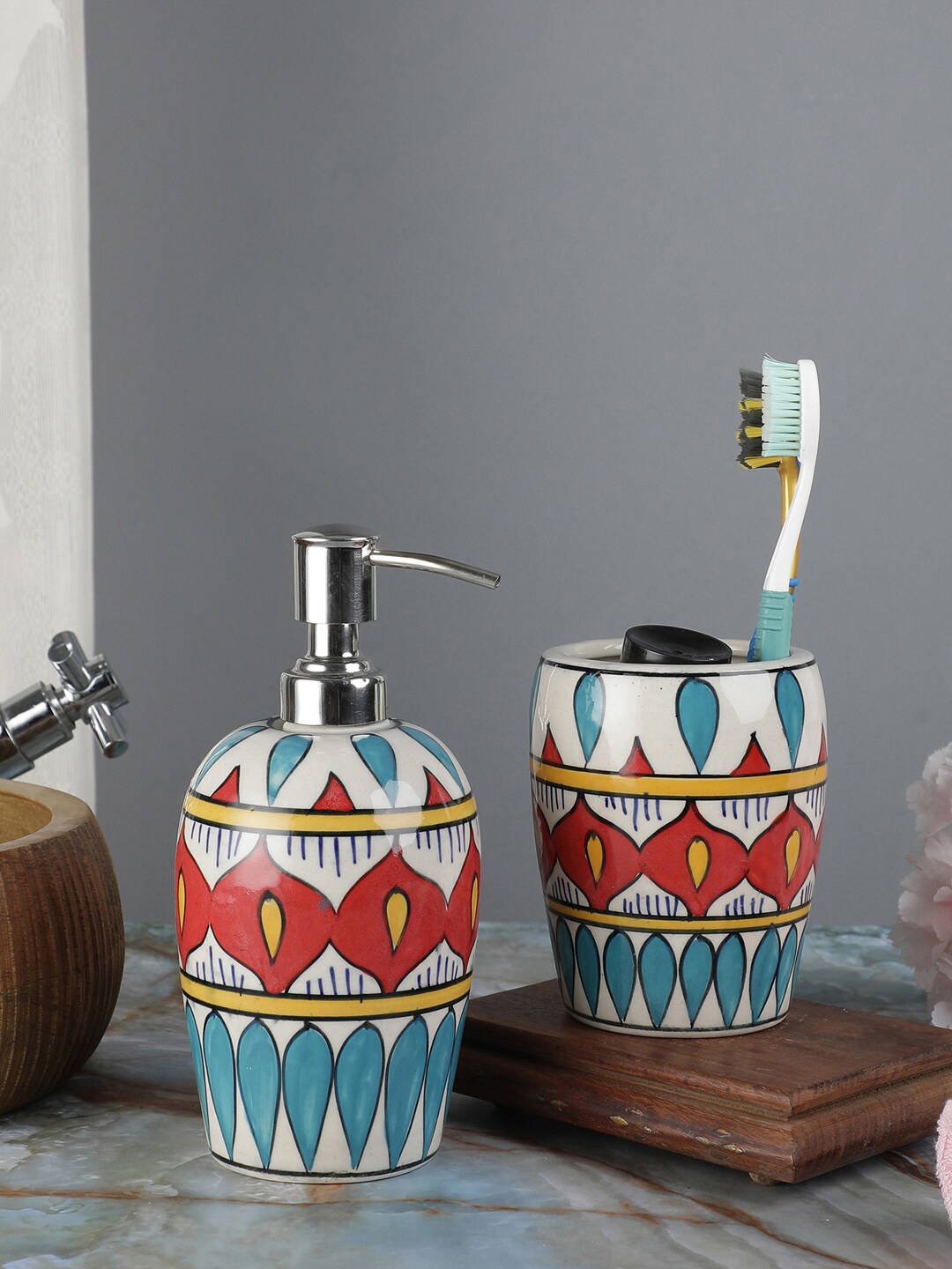 

VarEesha Set Of 2 Green & Red Ethnic Motifs Printed Bathroom Accessories