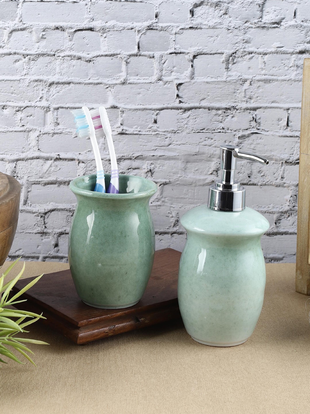 

VarEesha Set Of 2 Green Soap Dispenser & Soap Dish