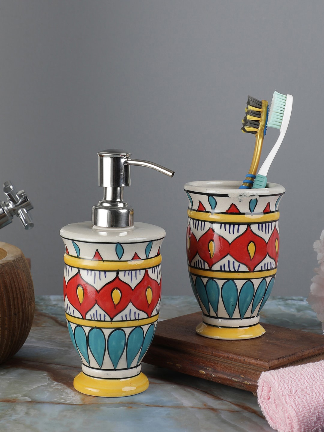 

VarEesha Set Of 2 Red & Green Ethnic Motif Printed Ceramic Bathroom Accessories