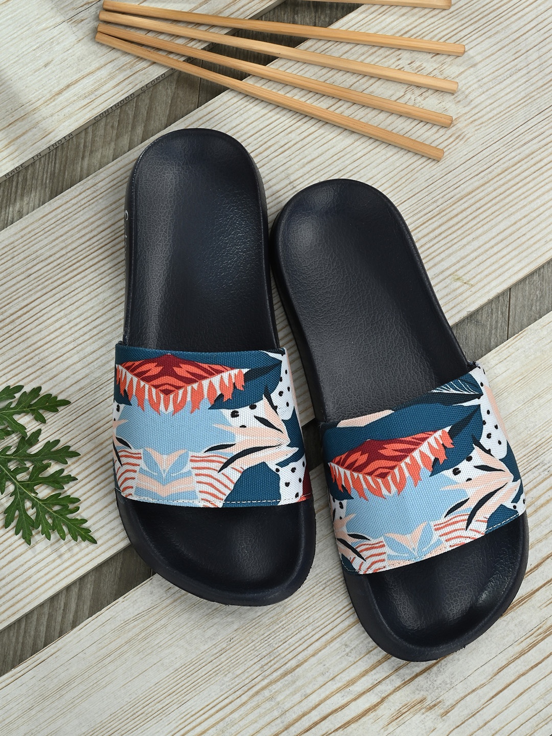 

EXTRIMOS Men Blue & Peach-Coloured Floral Printed Sliders