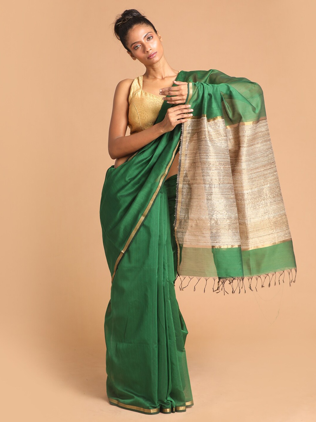 

Indethnic Green & Gold-Toned Zari Silk Cotton Maheshwari Saree