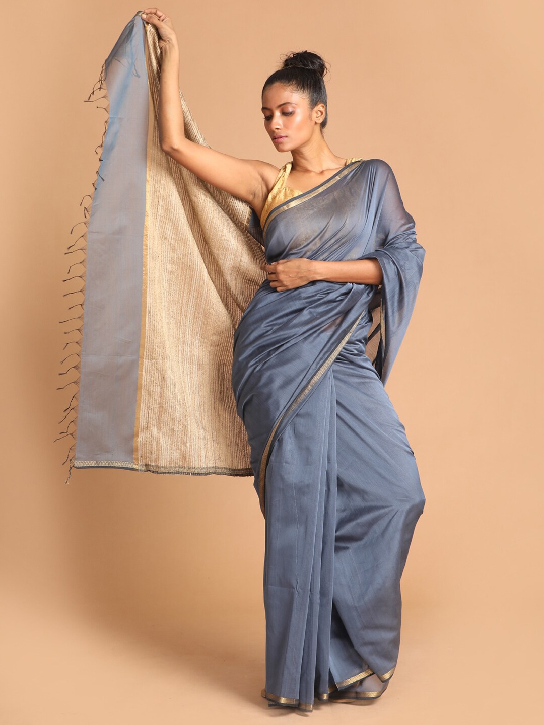 

Indethnic Grey & Beige Zari Silk Cotton Maheshwari Saree