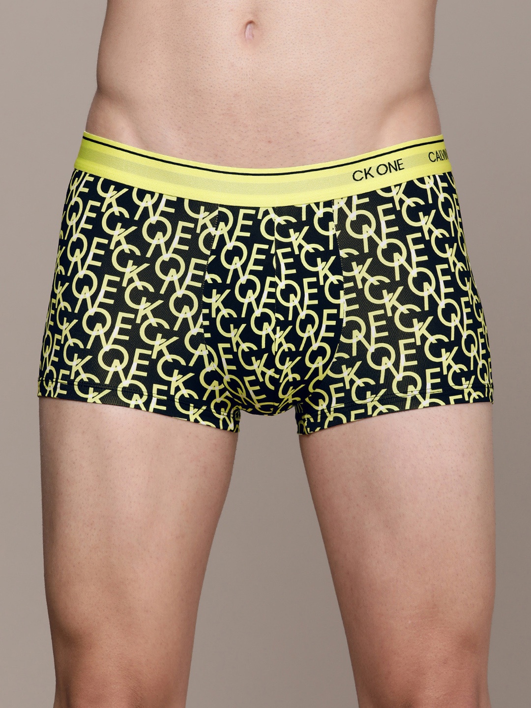 

Calvin Klein Underwear Men Black & Yellow Printed Trunk NB22251BD