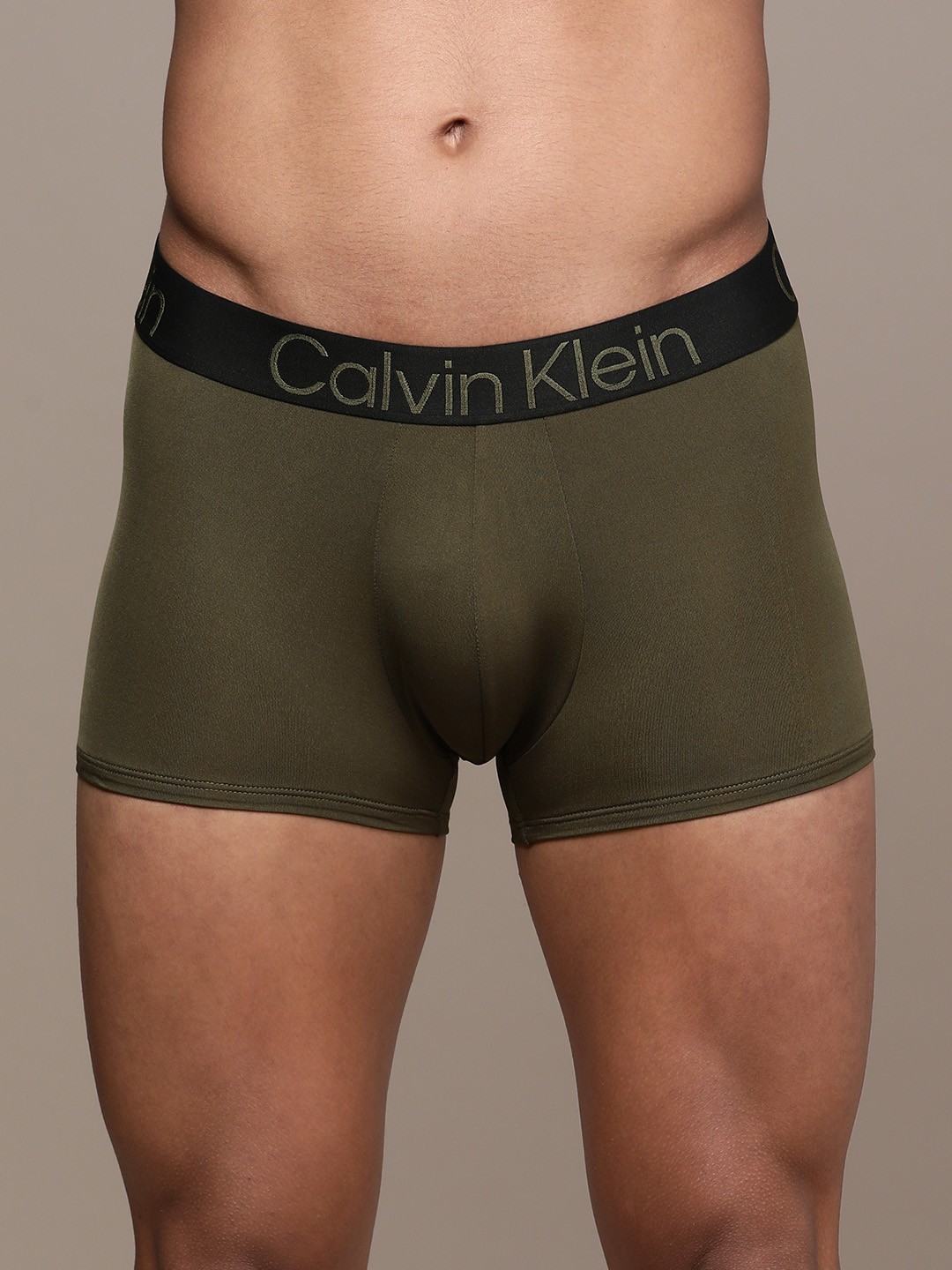 

Calvin Klein Underwear Men Green Solid Trunks - NB3112FC2