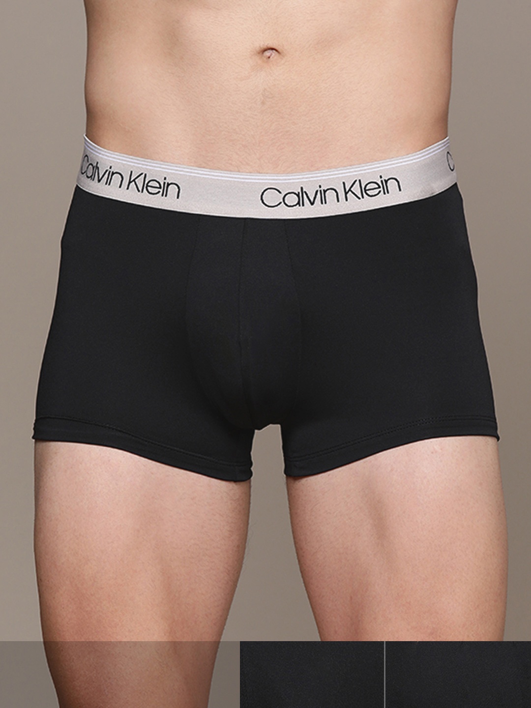 

Calvin Klein Underwear Men Pack of 3 Solid Low Rise Trunks NB25691NF, Black