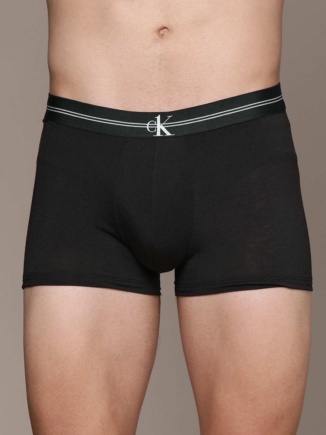 

Calvin Klein Men Black Solid Trunks NB3149UB1