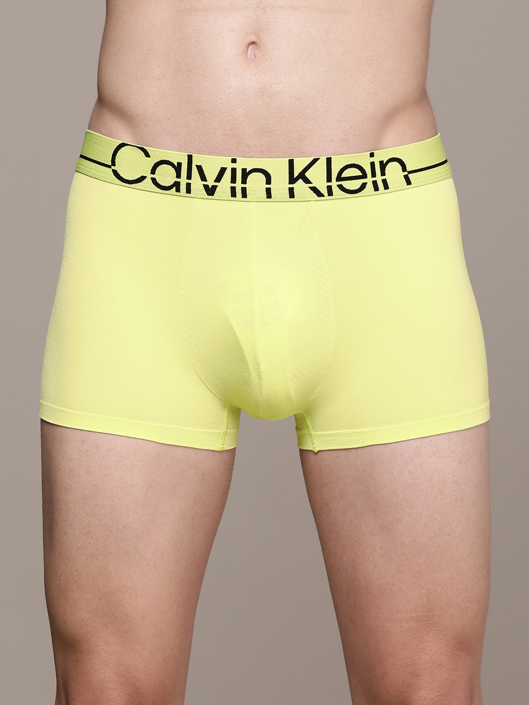 

Calvin Klein Underwear Men Fluorescent Green Solid Trunk NB3031ZJB