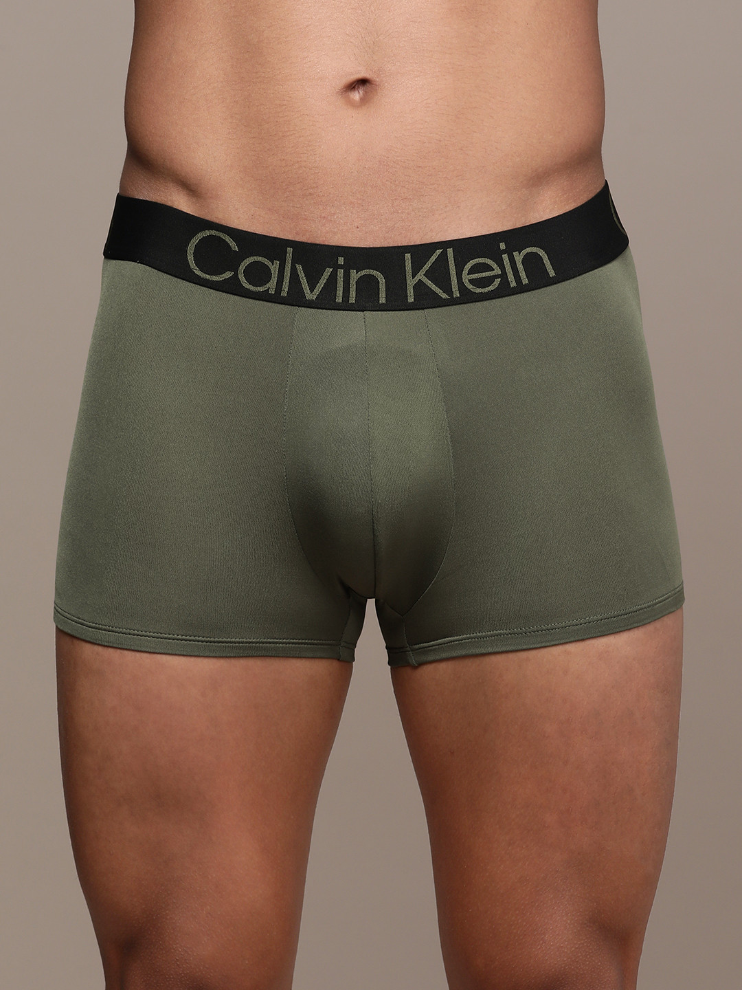 

Calvin Klein Underwear Men Green Solid Trunks - NB3112PST