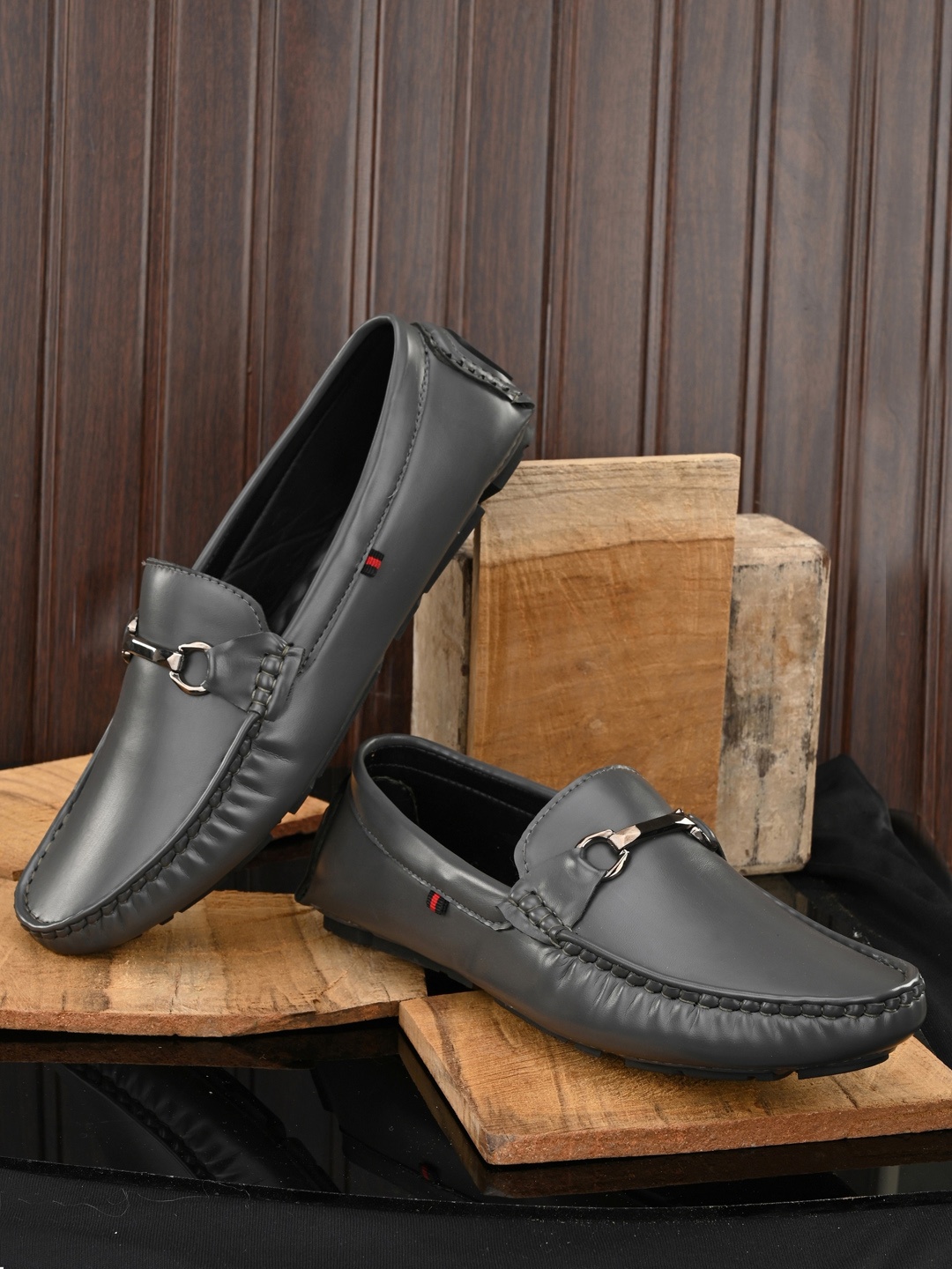 

AfroJack Men Grey Colourblocked Loafers