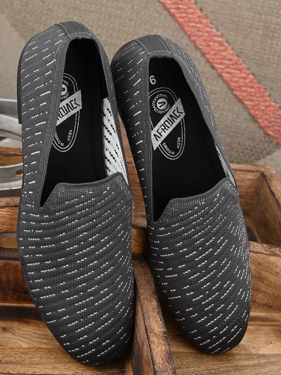 

AfroJack Men Grey Printed Slip-On Sneakers