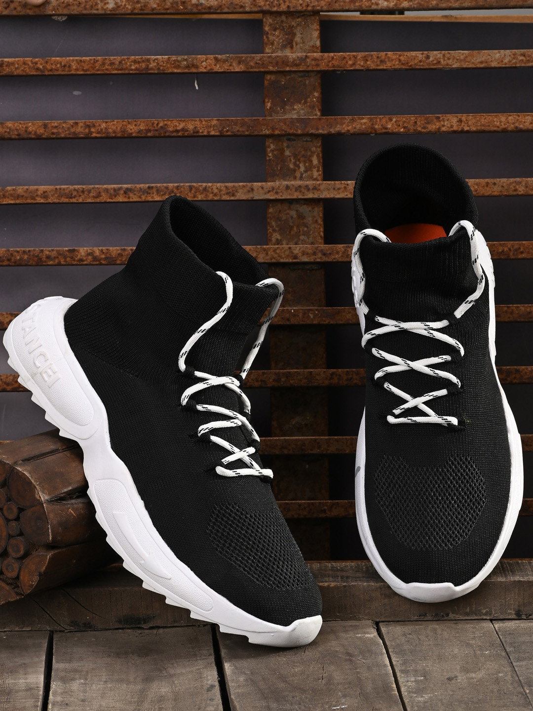 

AfroJack Men Black High-Top Sneakers