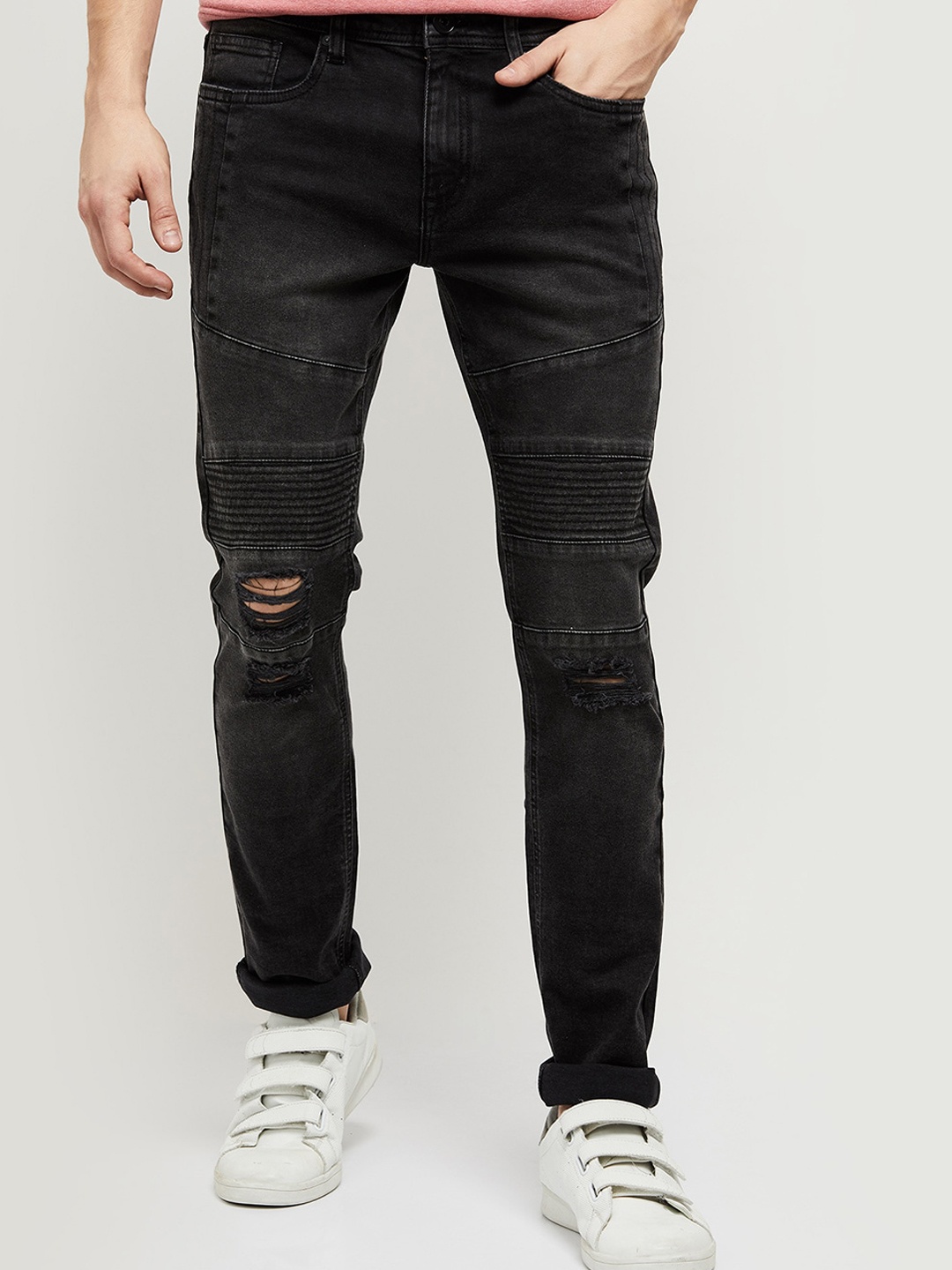 

max Men Black Slim Fit Mildly Distressed Light Fade Jeans