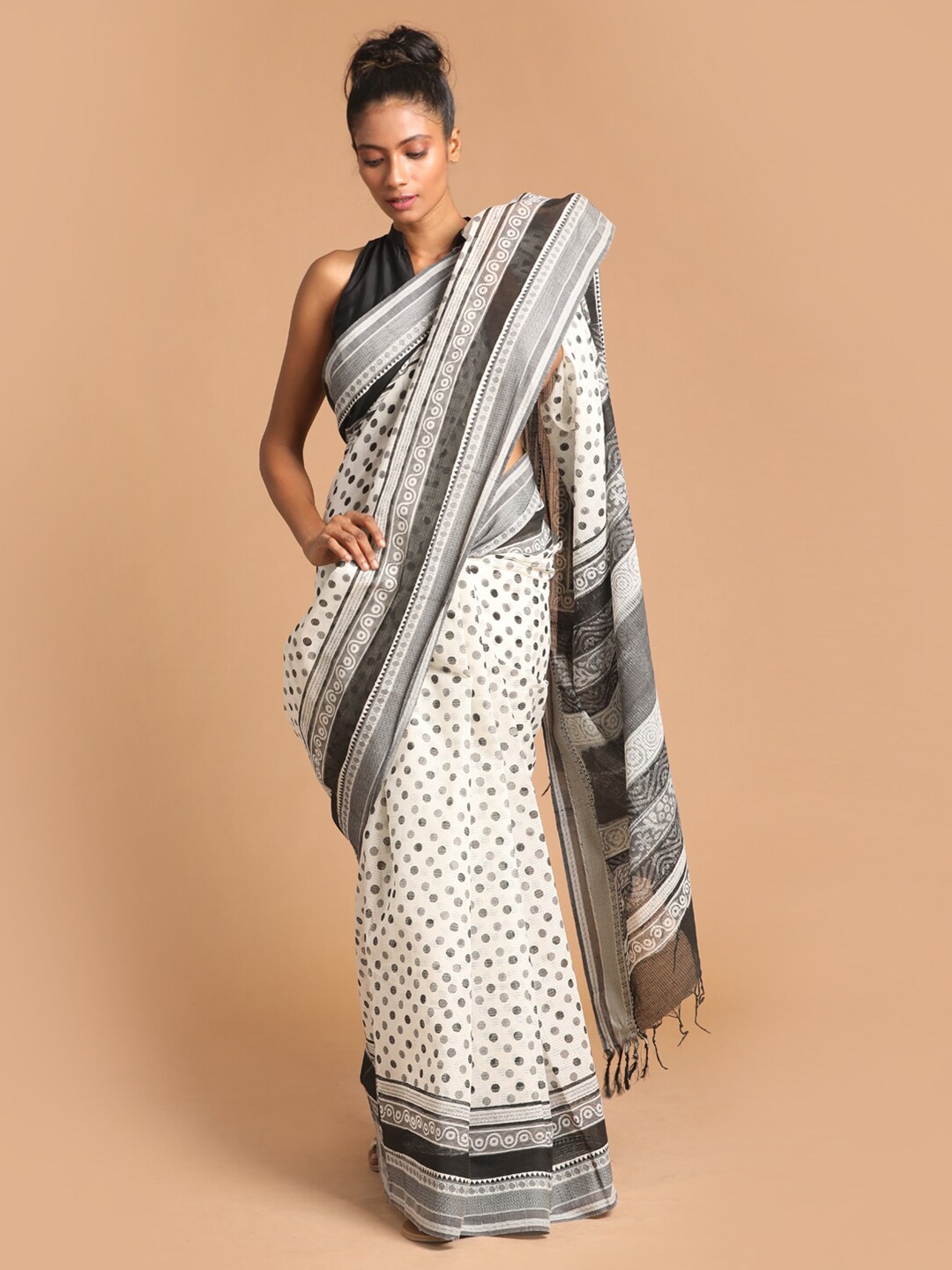 

Indethnic White & Black Ethnic Motifs Pure Cotton Block Print Saree