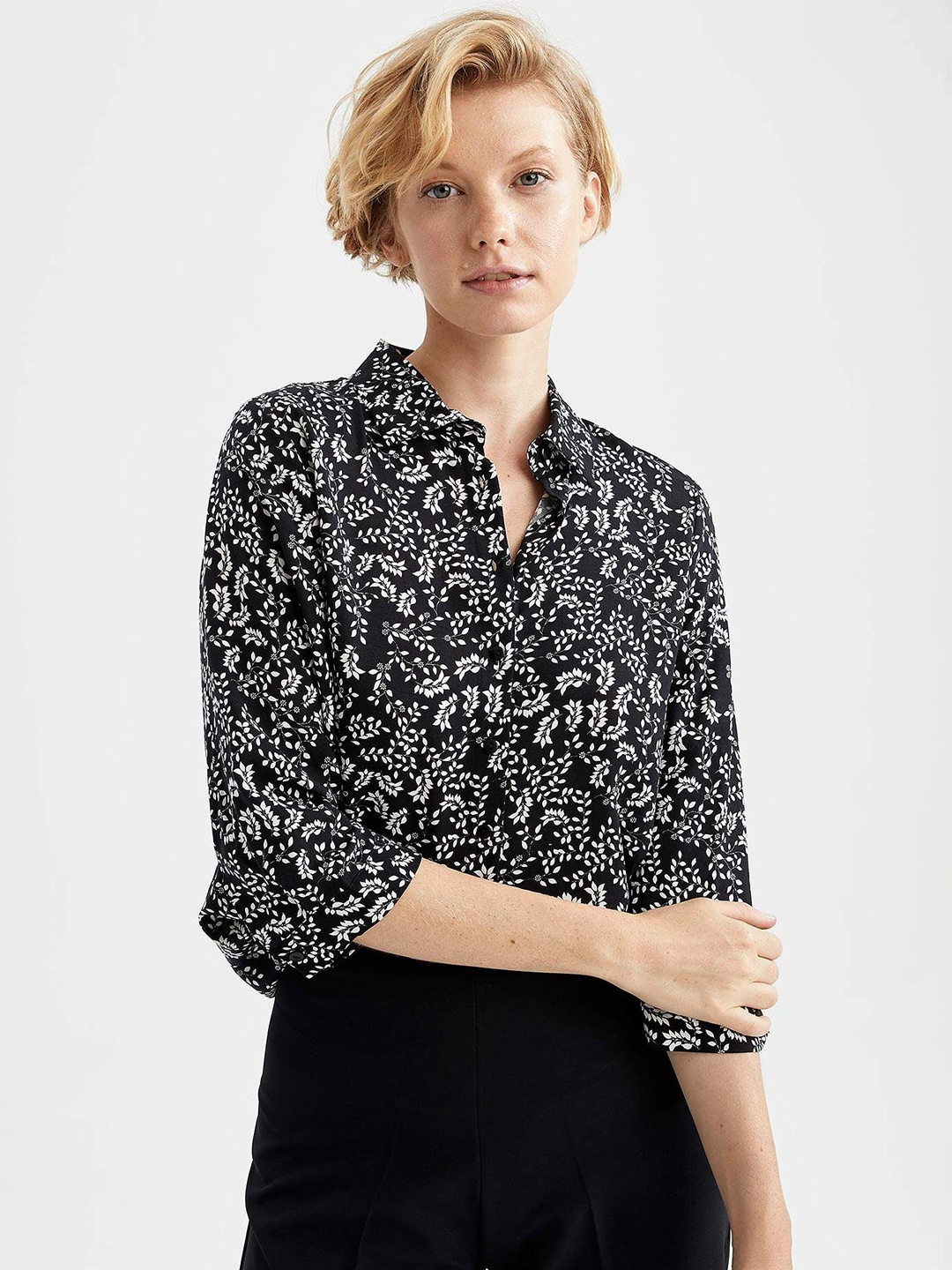 

DeFacto Women Black & White Floral Print Casual Shirt
