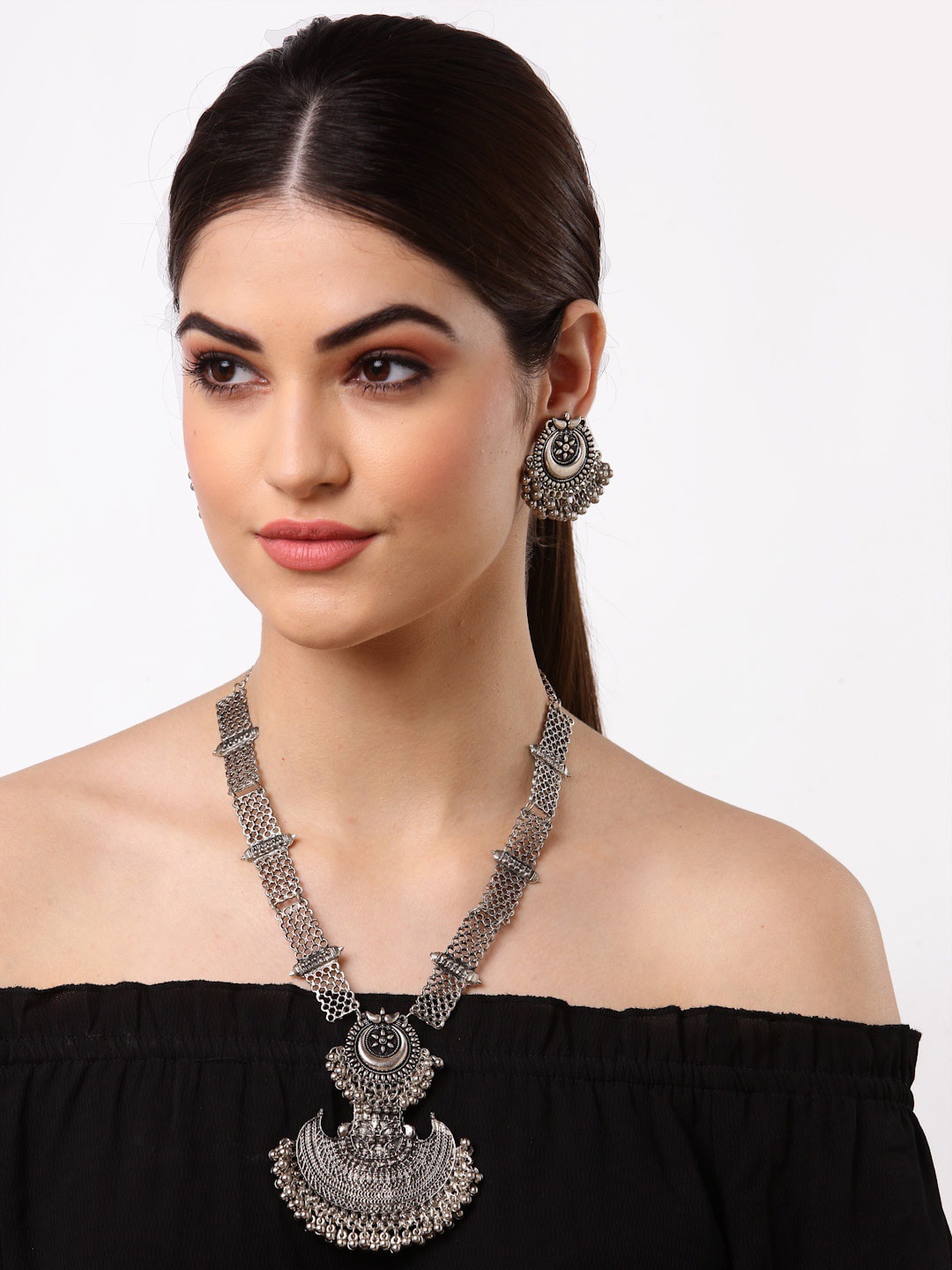 

Arrabi Silver-Toned Meenakari Jewellery Set