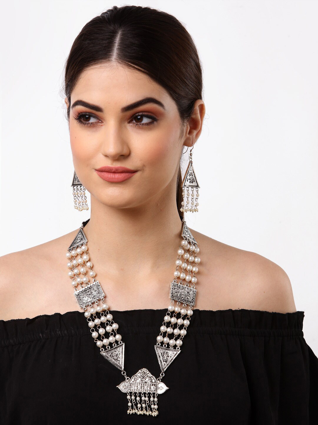 

Arrabi Oxidised Metallic-Coloured & White Beaded Jewellery Set