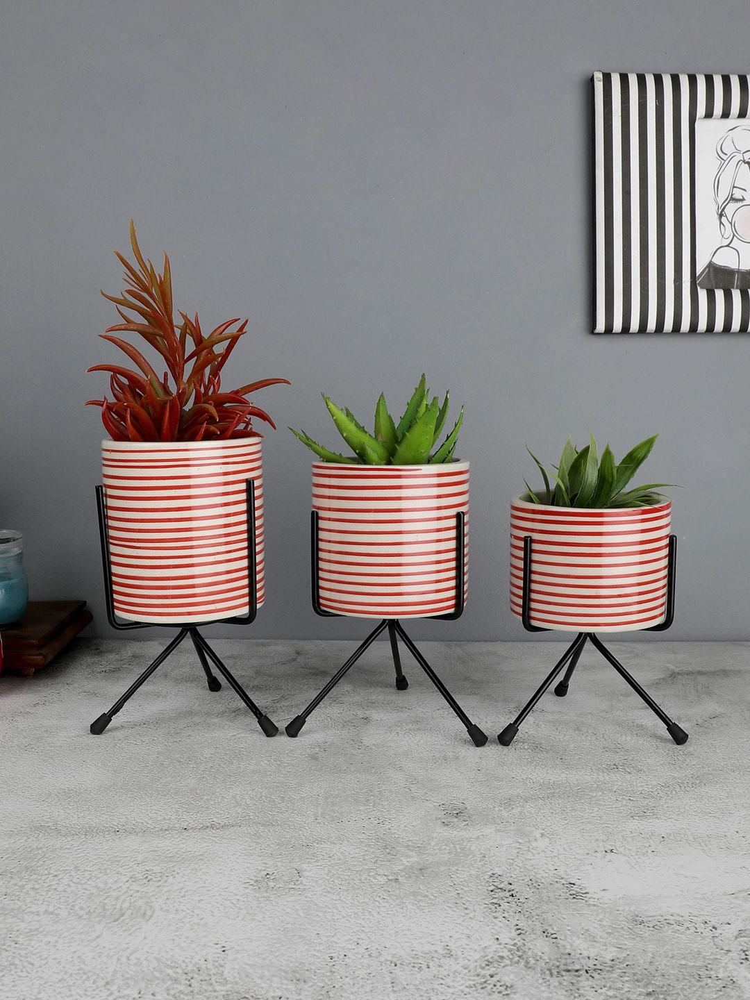 

VarEesha Set Of 3 Red & White Ceramic Planters With Stands