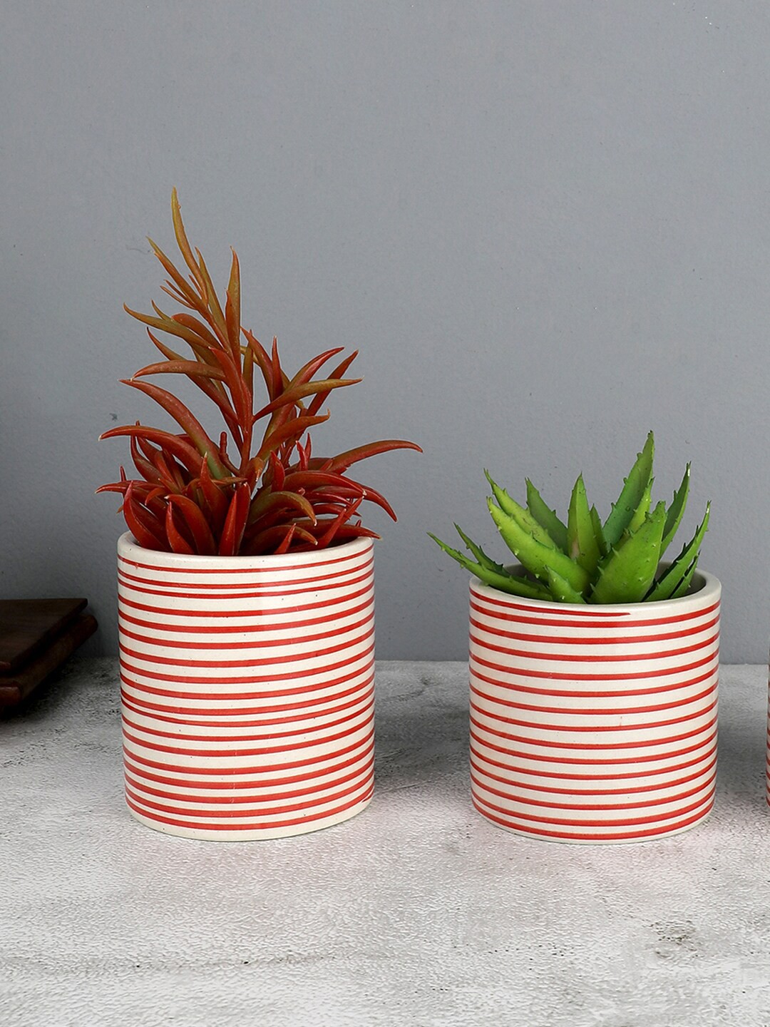 

VarEesha Set Of 2 White & Red Ceramic Planters