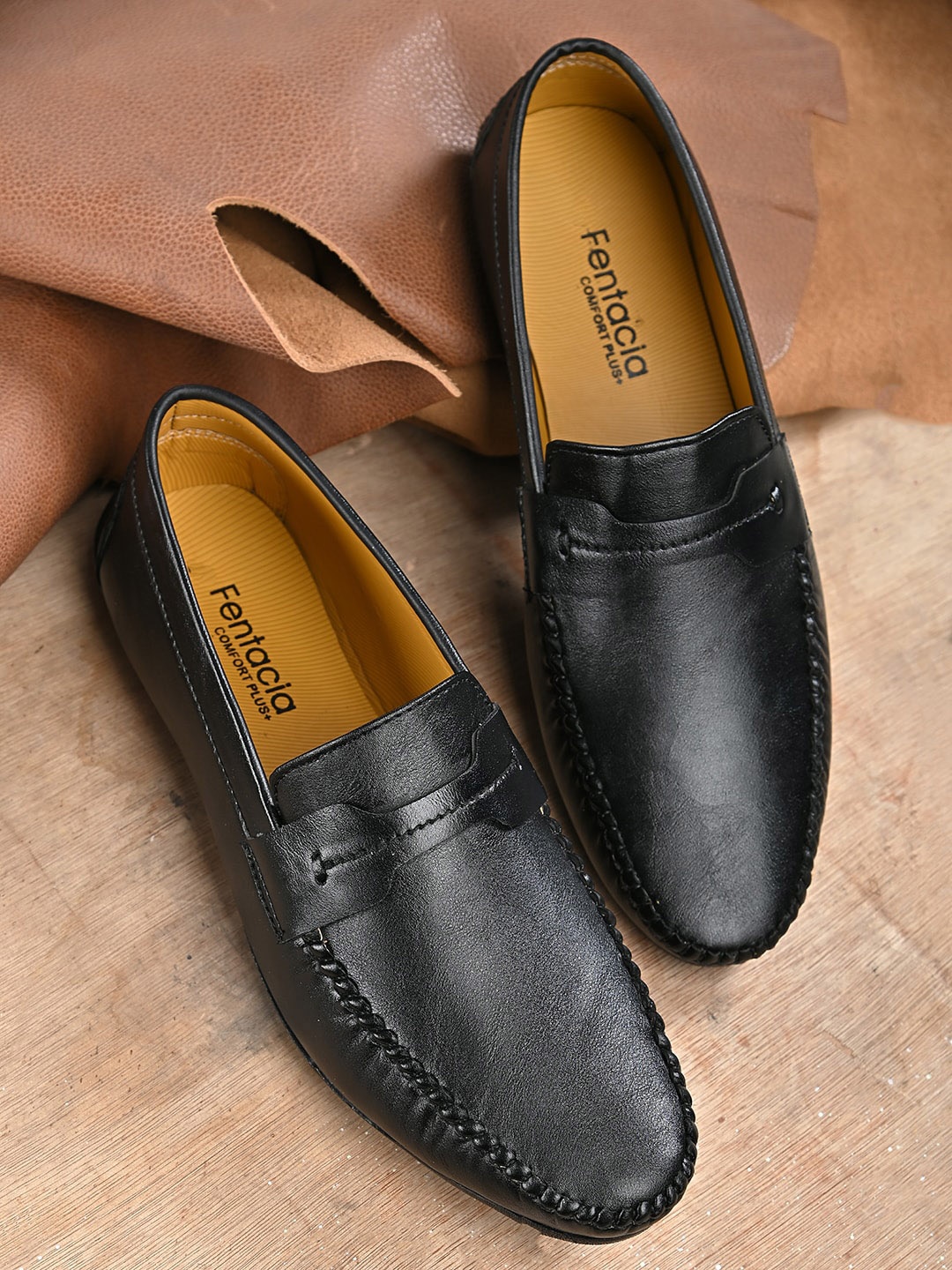 

Fentacia Men Black Loafers