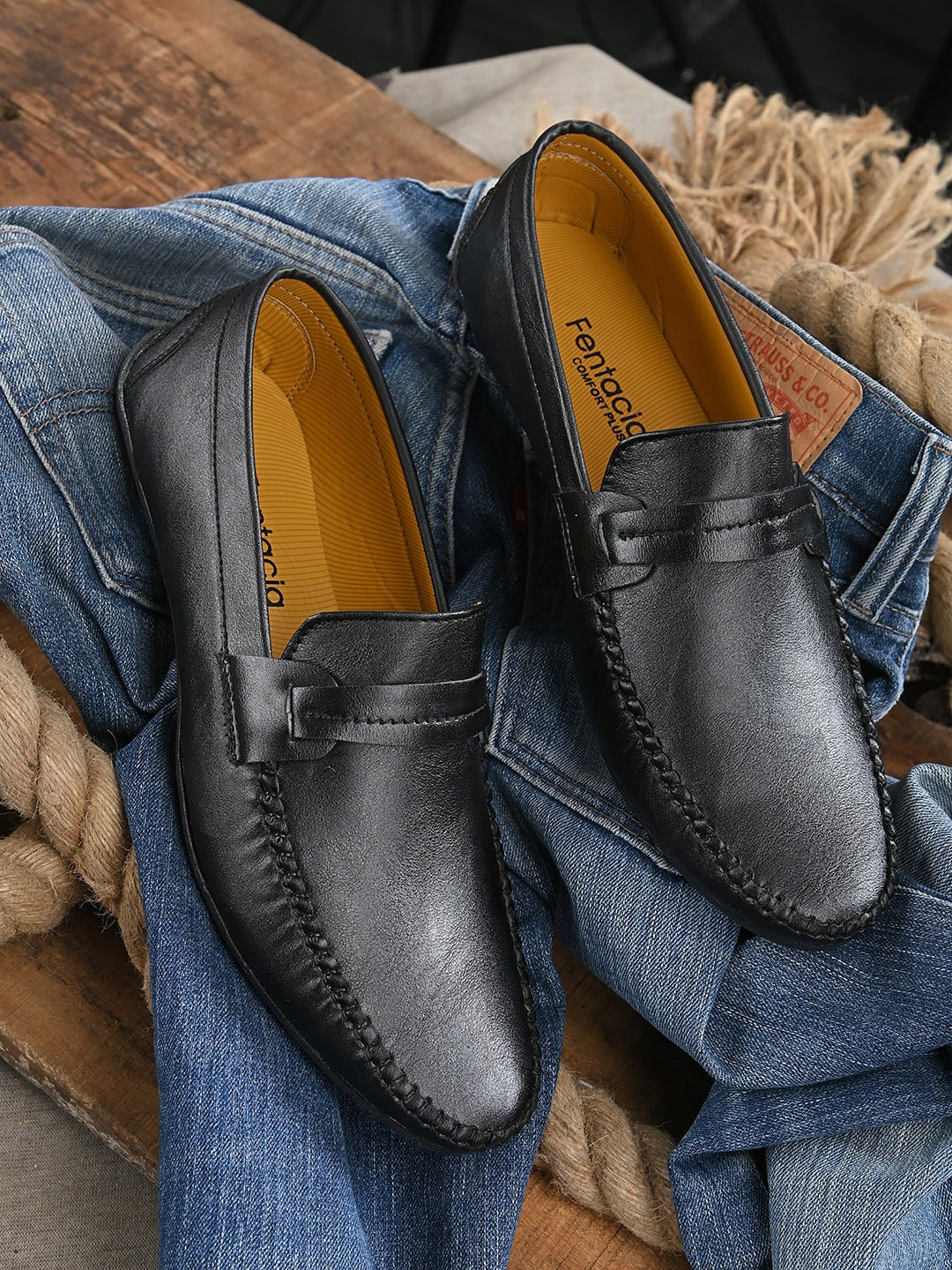 

Fentacia Men Black Textured Loafers