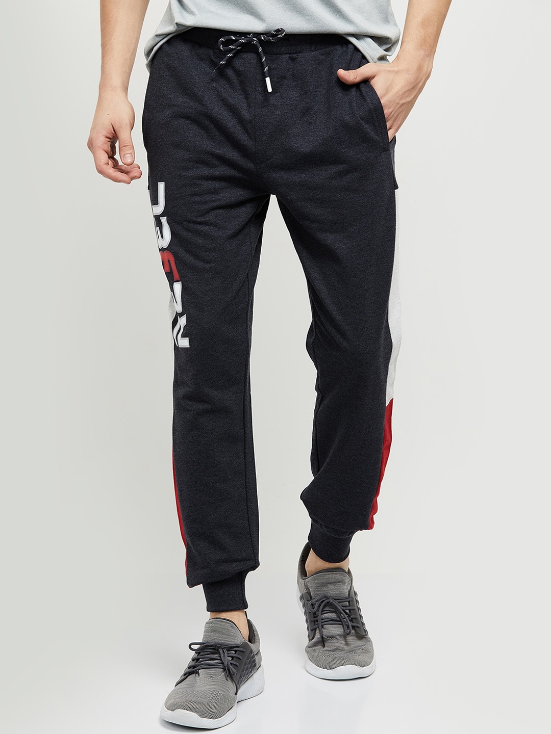 

max Men Blue & White Printed Joggers