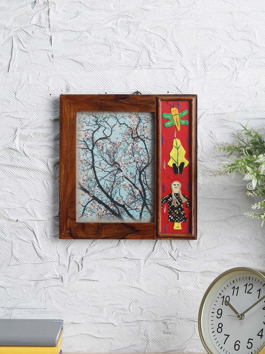 

VarEesha Red & Brown Wood Photoframe