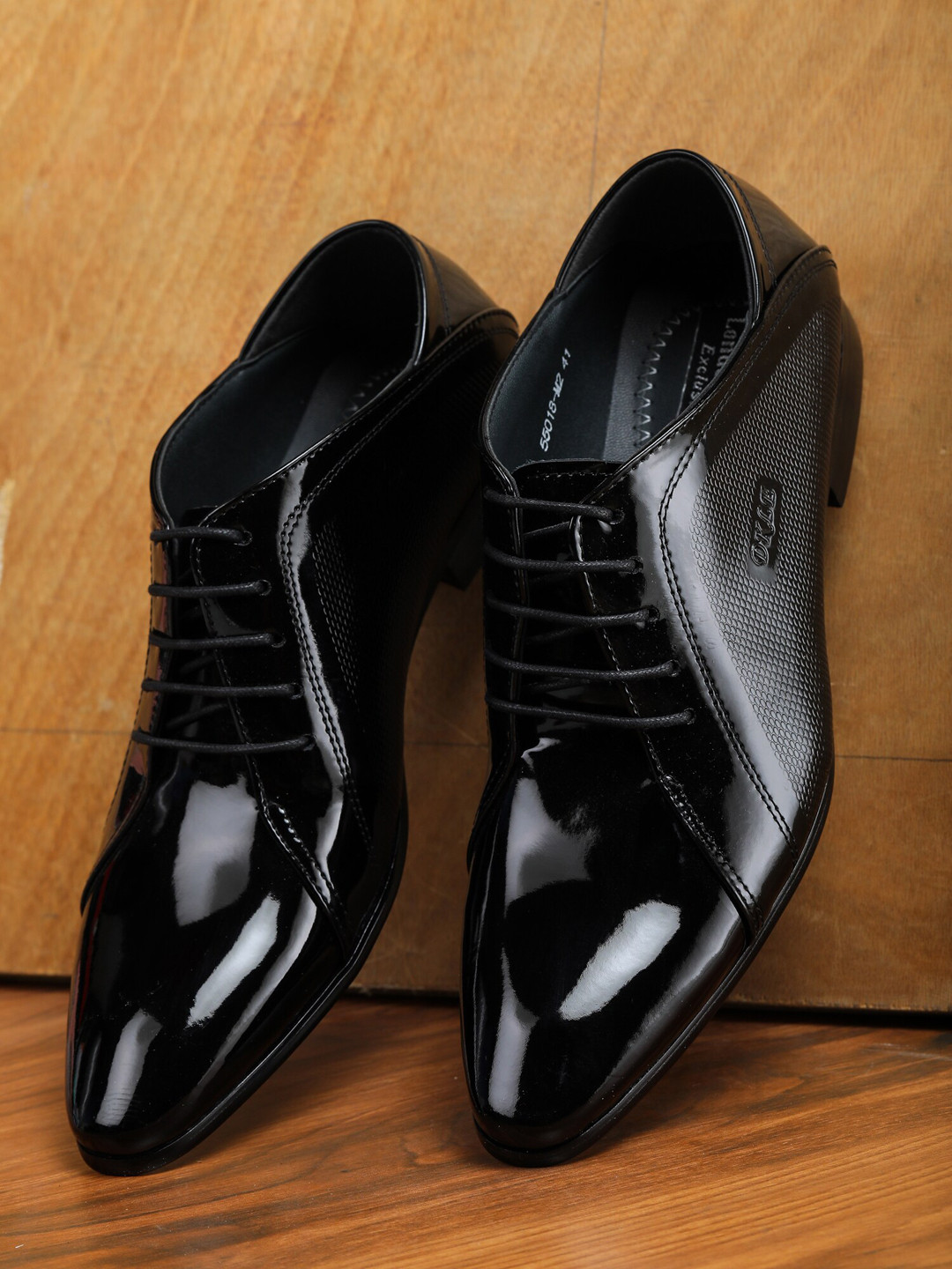 

LONDON STEPS Men Black Solid Formal Derbys