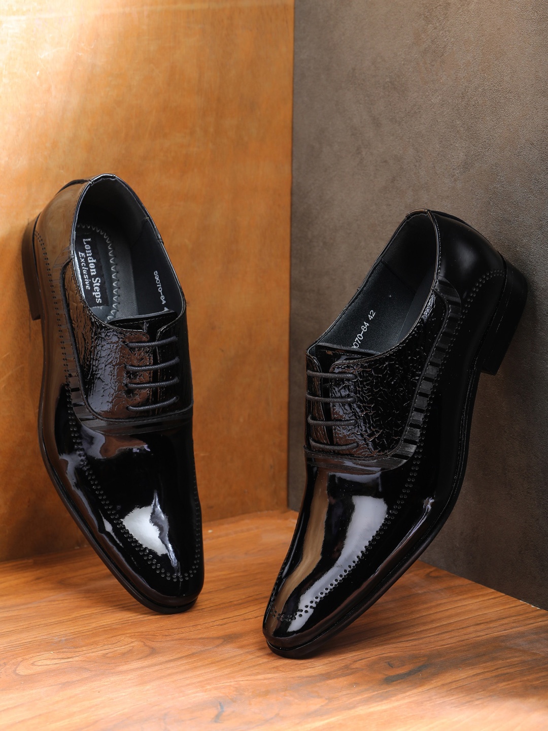 

LONDON STEPS Men Black Solid Formal Oxfords