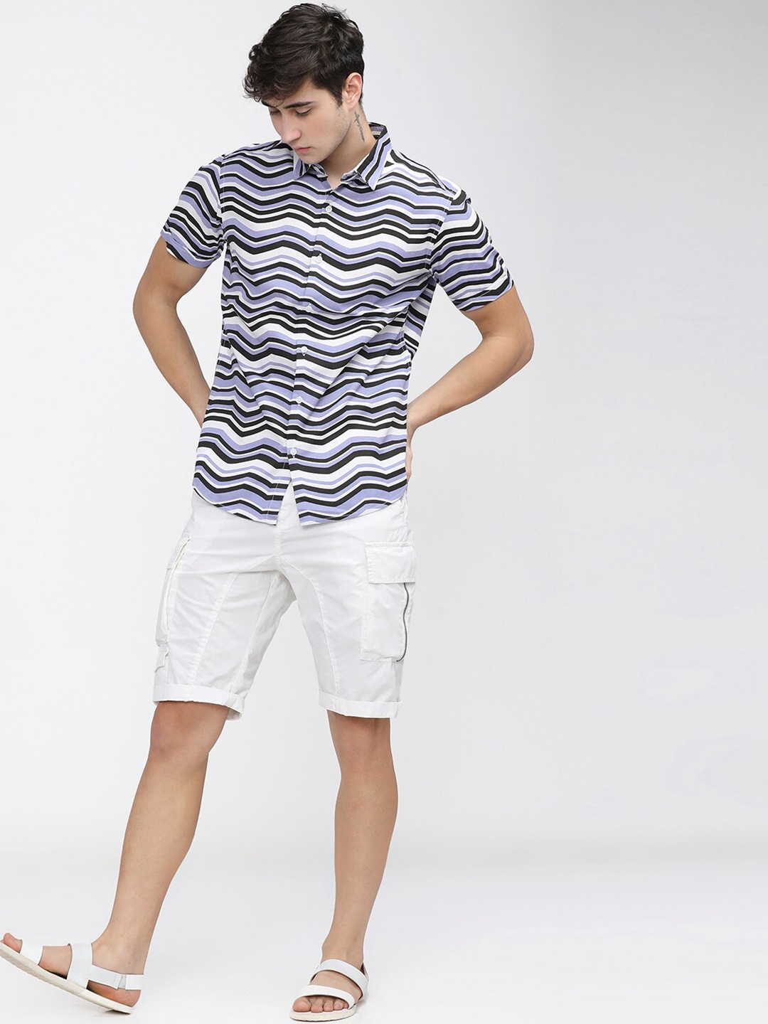 

HIGHLANDER Men White Slim Fit Chevron Striped Casual Shirt