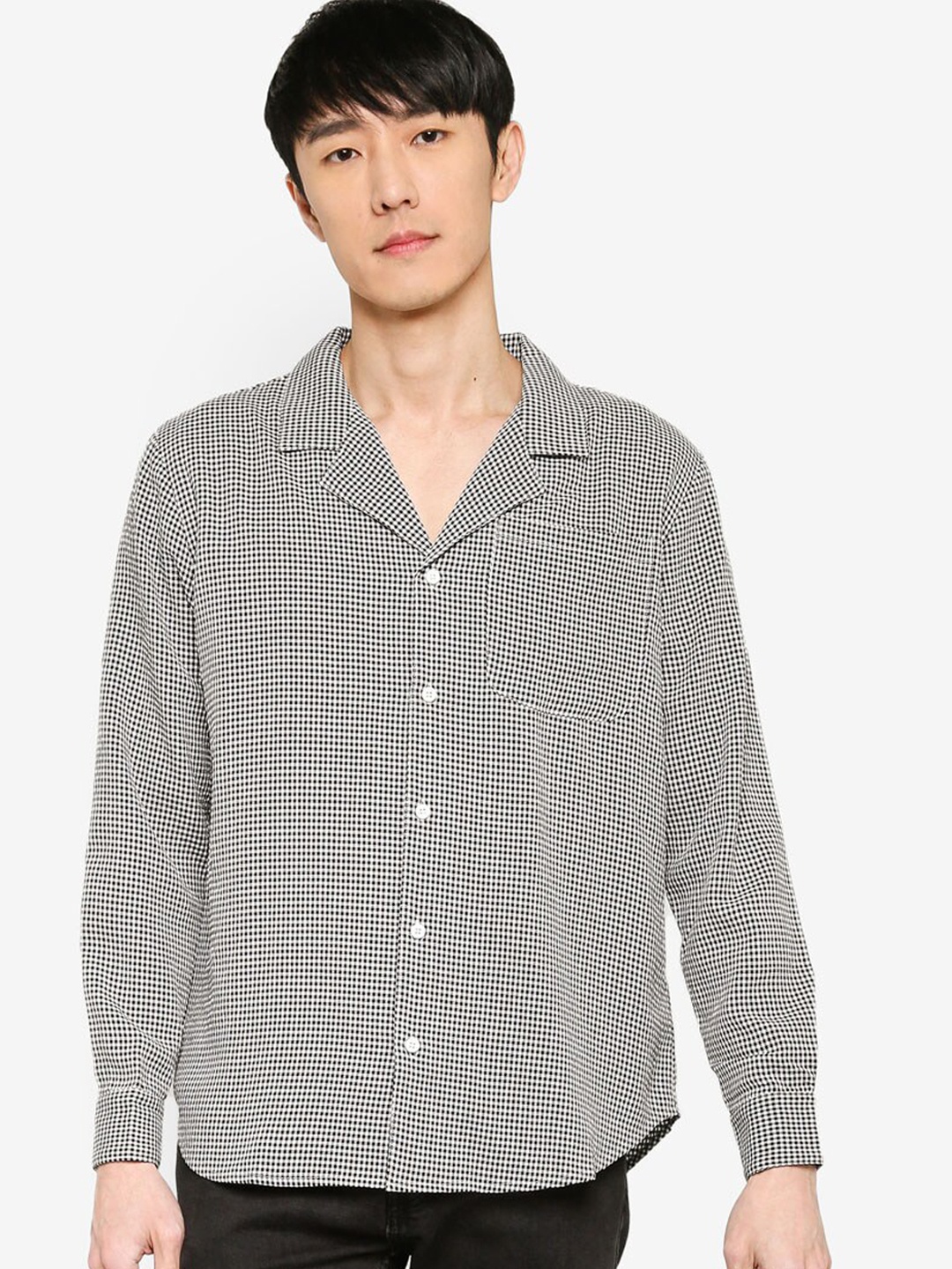 

ZALORA BASICS Men Black Gingham Checks Checked Seersucker Camp Collar Casual Shirt