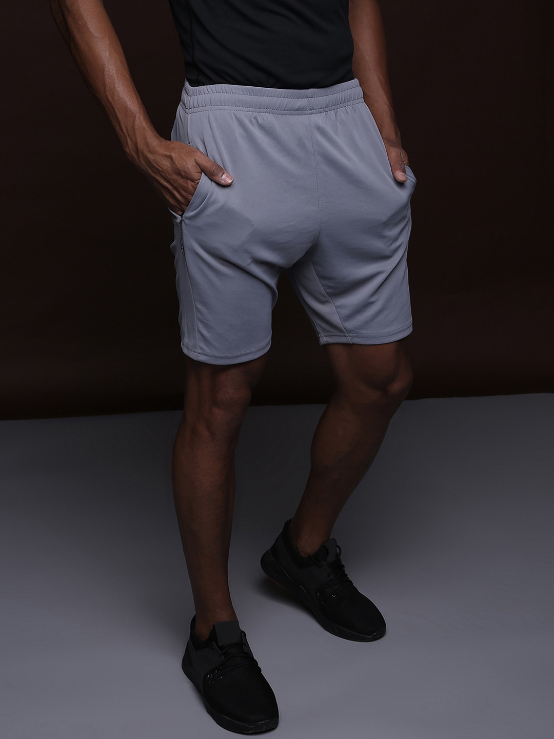 

Campus Sutra Men Grey Solid Above Knee Running Shorts