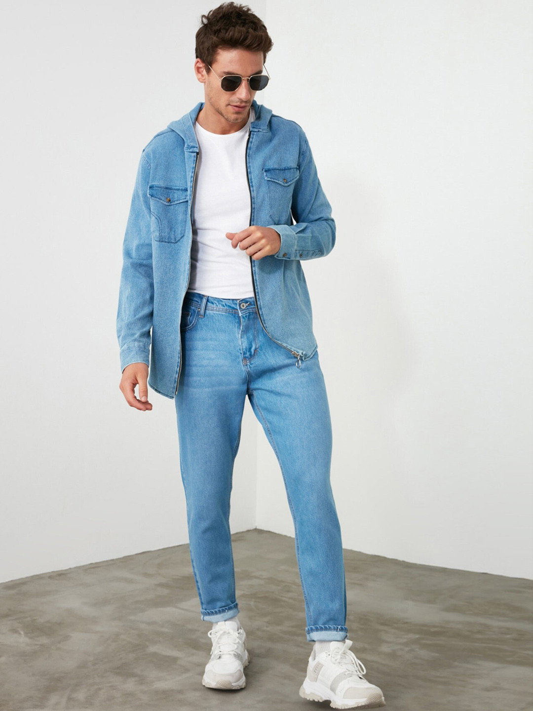

Trendyol Men Blue Low Distress Regular Fit Non Stretchable Jeans