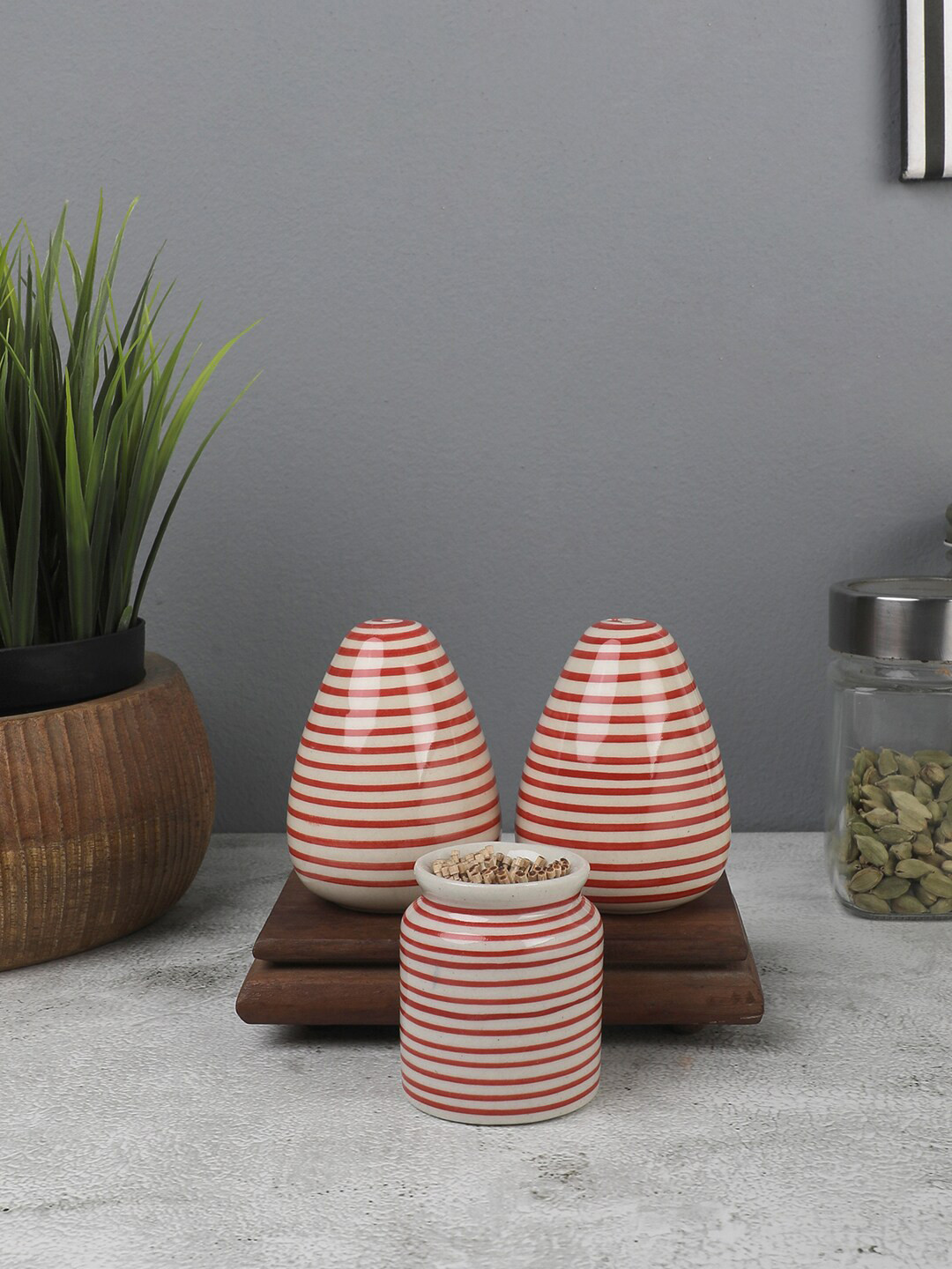 

VarEesha Set Of 3 Red & White Spiral Ceramic Drop Salt & Pepper With Toothpick Holder
