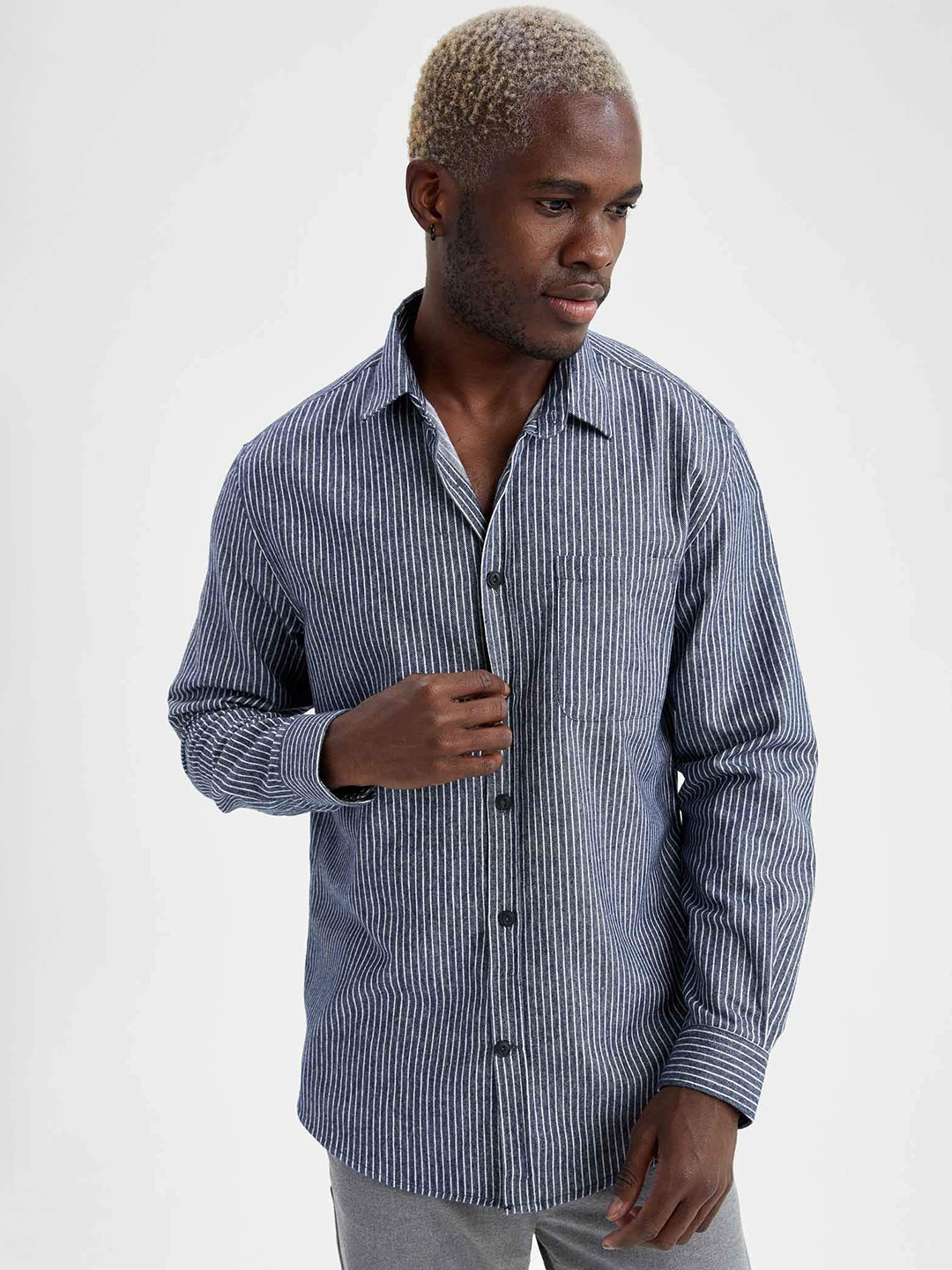 

DeFacto Men Navy Blue & White Striped Casual Shirt