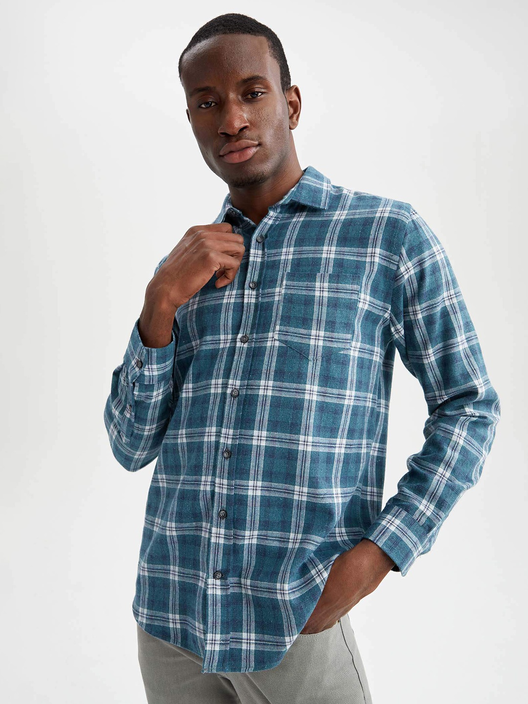 

DeFacto Men Blue & White Checked Casual Shirt