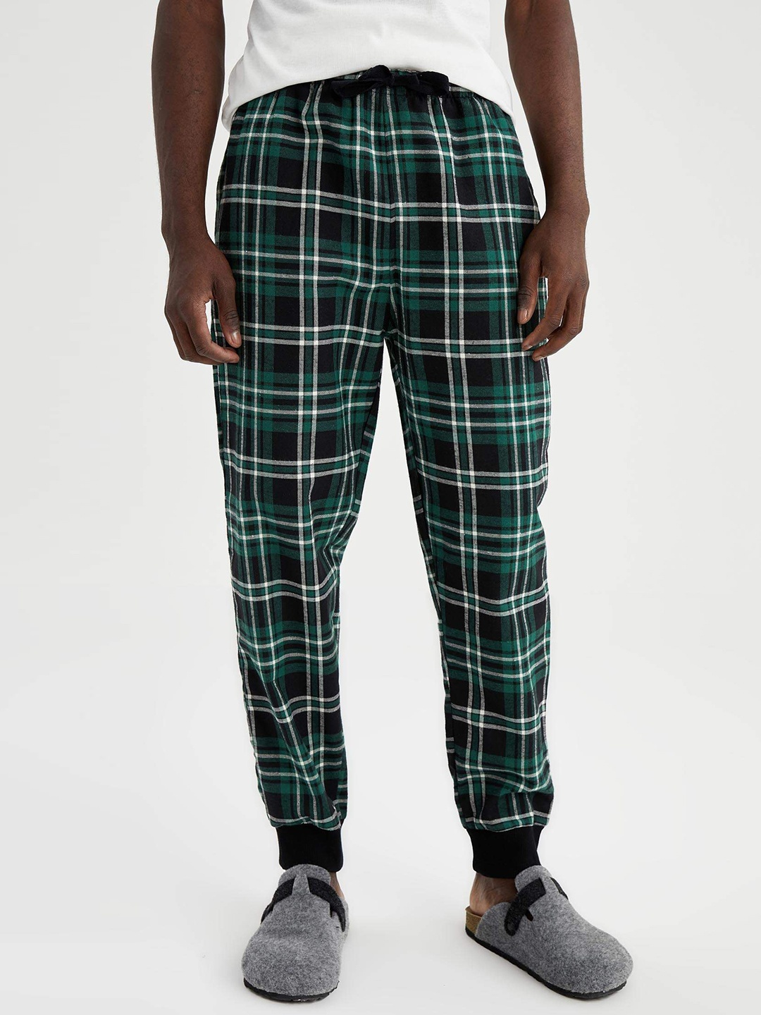 

DeFacto Men Green & Black Checked Lounge Joggers