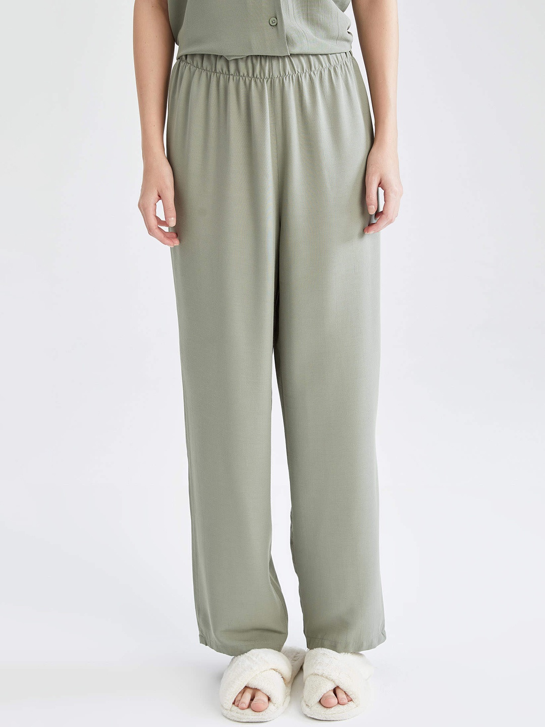 

DeFacto Women Green Solid Mid-Rise Straight Lounge Pants