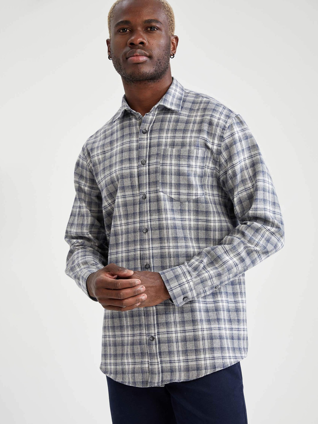 

DeFacto Men Grey & Blue Checked Casual Shirt