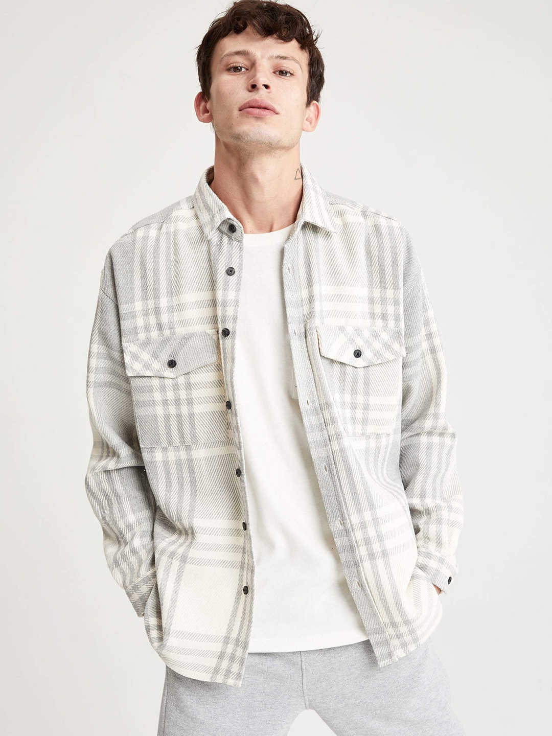 

DeFacto Men Grey & White Checked Casual Shirt